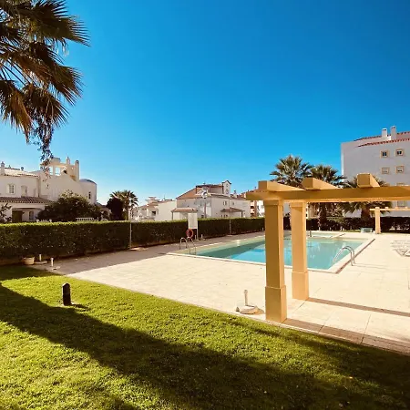 Vista - Shared Pool - 4 Guests - *